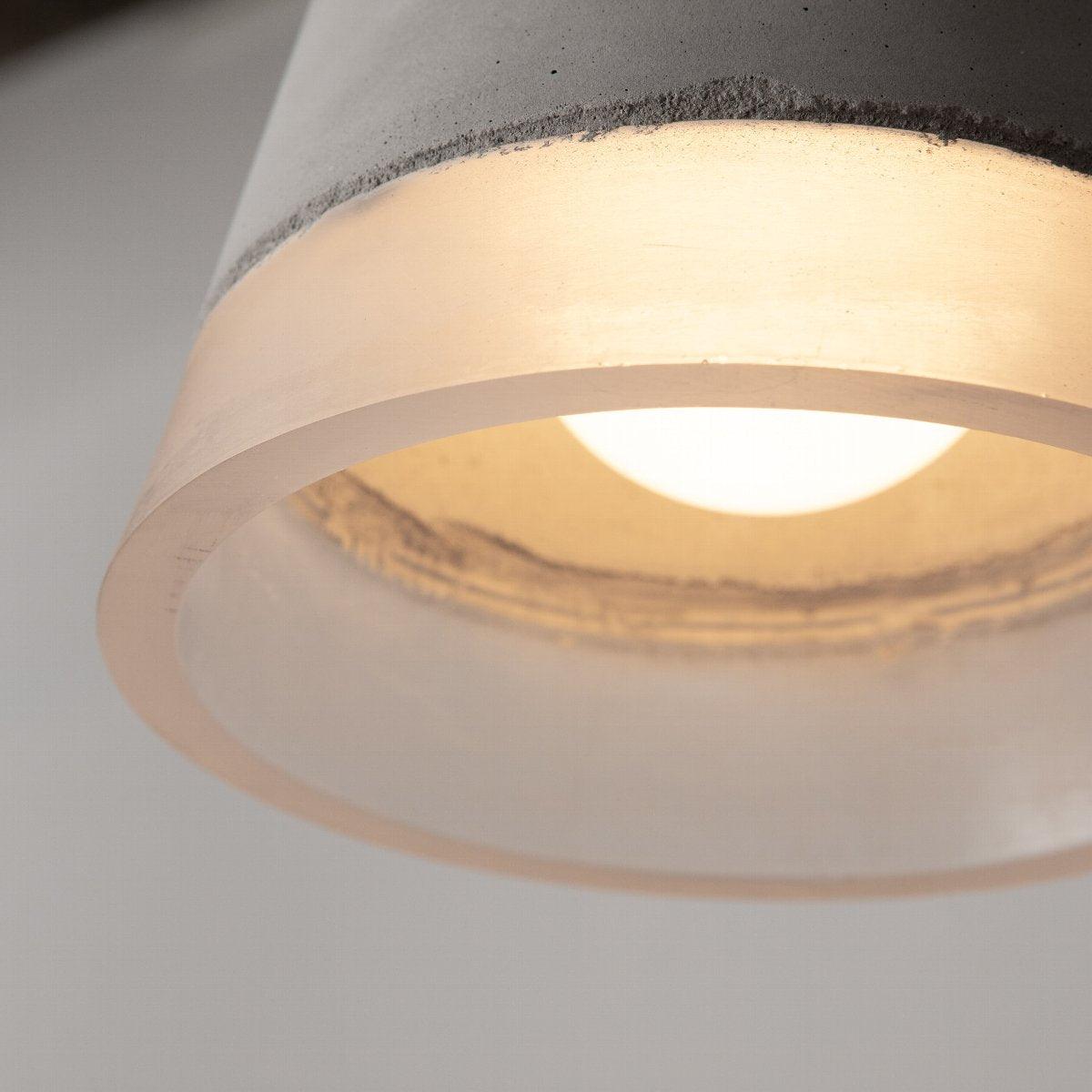 モルタルと透け感のある樹脂の照明 - ルーセンペンダントライト
